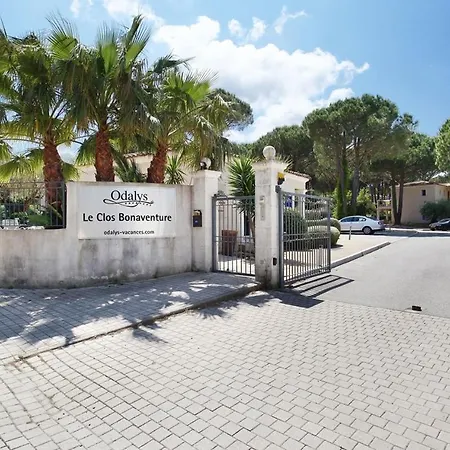 En Avec Piscine Lejlighed